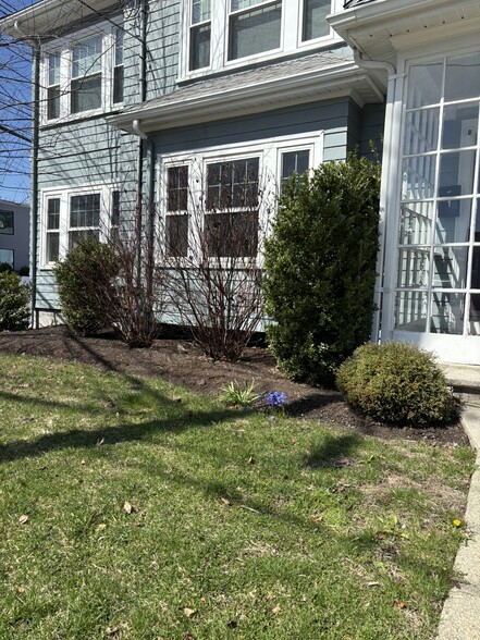 Building Photo - 168 Forest St