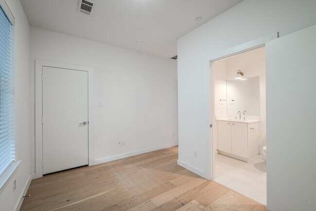 Building Photo - Stunning Newer Townhomes in Lakewood — Walk to Whole Foods, Trader Joe's & Lower Greenville