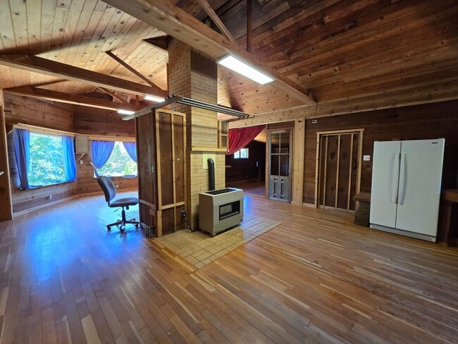 Building Photo - Cabin In the Wood!