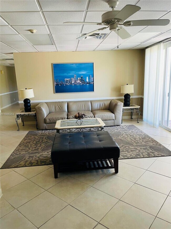 Building Photo - 900 NE 18th Ave