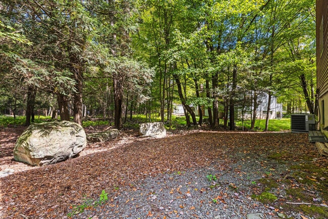 Building Photo - 2174 Lakeview Dr E