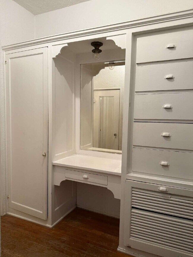 Building Photo - One Bed/One Bath with Historic Charm