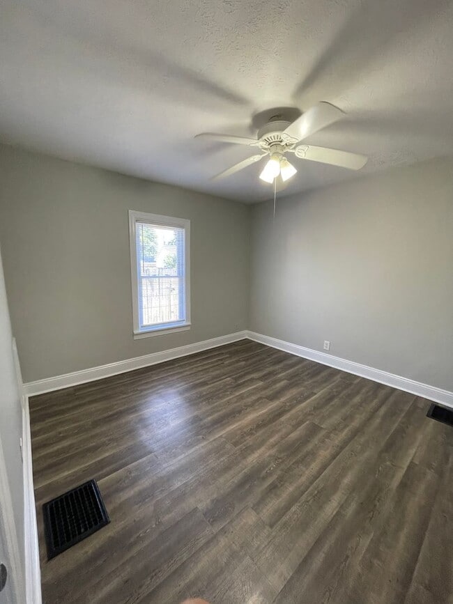 Building Photo - SINGLE FAMILY HOME Available August 1st!