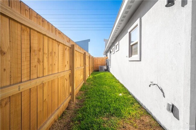 Building Photo - 24 N Onyx Ave