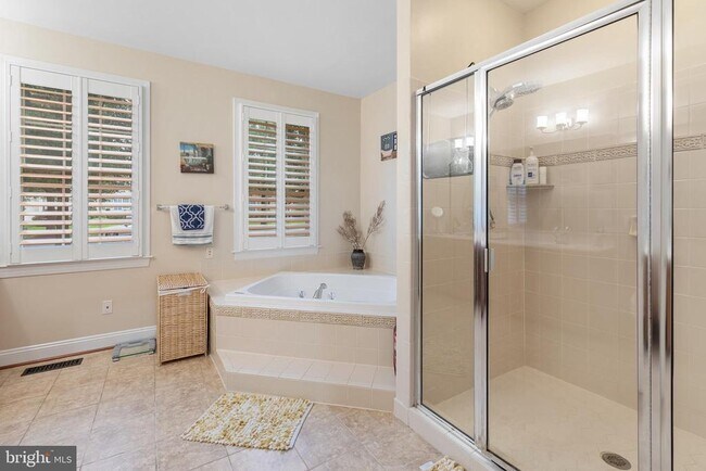 Building Photo - 15292 Golf View Dr