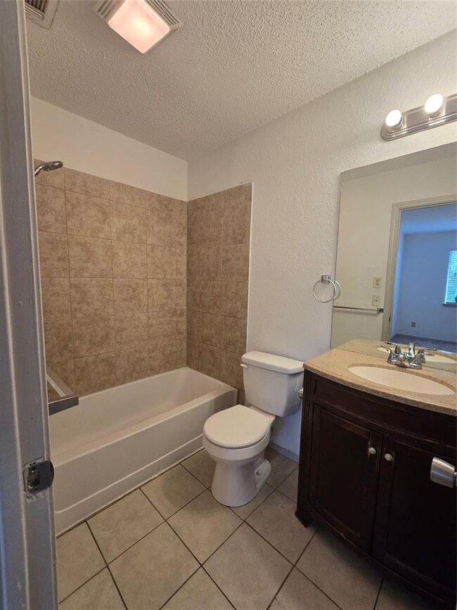 Building Photo - 807 Meadowcreek Dr