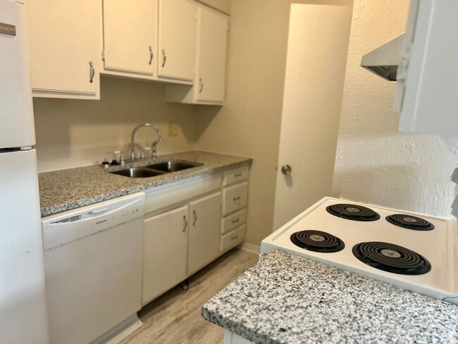 Building Photo - Gorgeous Upstairs 2 Bed 2 Bath In The Heart Of Norman!