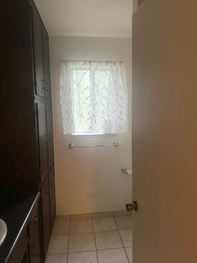 Building Photo - Great 3 bedroom 2 bath home some utilities included