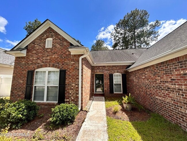 Building Photo - Beautiful brick home in sought-after Sandp...