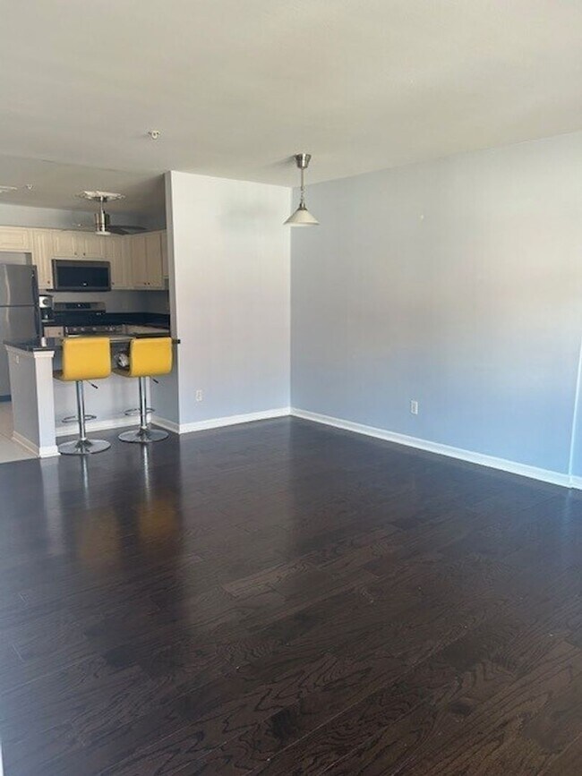 Building Photo - 2 Bedroom Harbor Park Condo - Just Blocks From the Lake