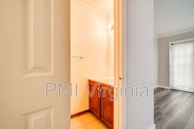 Building Photo - 812 Tuition Ct