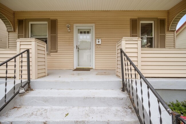 Building Photo - CHEVIOT- Charming 3 bedroom 1.5 bath