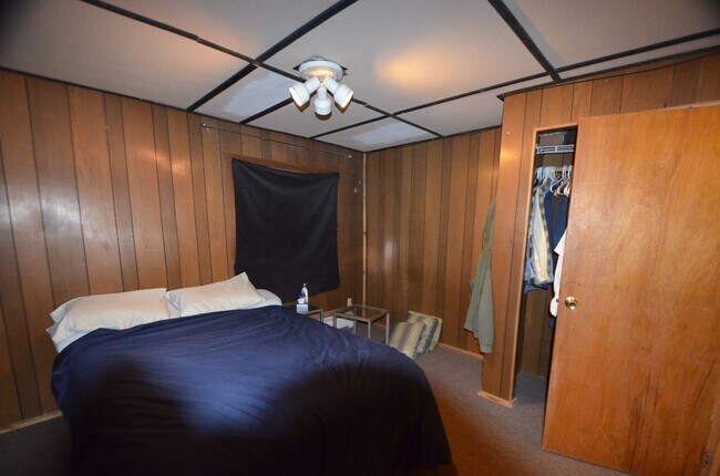Building Photo - Garden level one bedroom apartment in the hills above BRECK.  Pets OK!  Includes HEAT and electri...