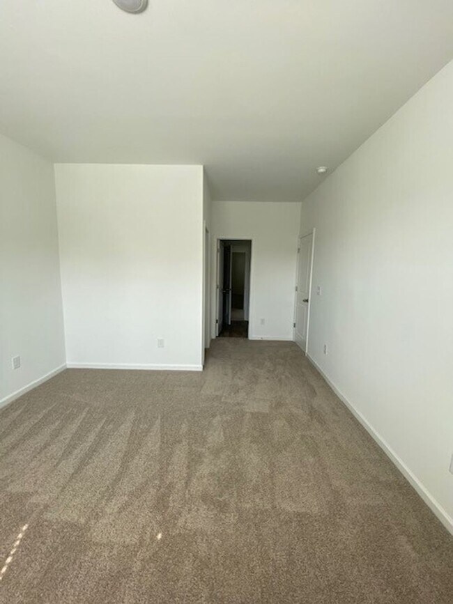 Building Photo - Brand new 3 bedroom 2.5 bath home in Leland
