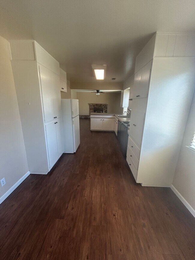 Building Photo - Stay cool in Lemoore in this spacious home...