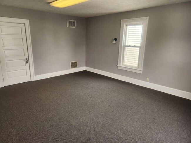 Building Photo - 621 E Main St