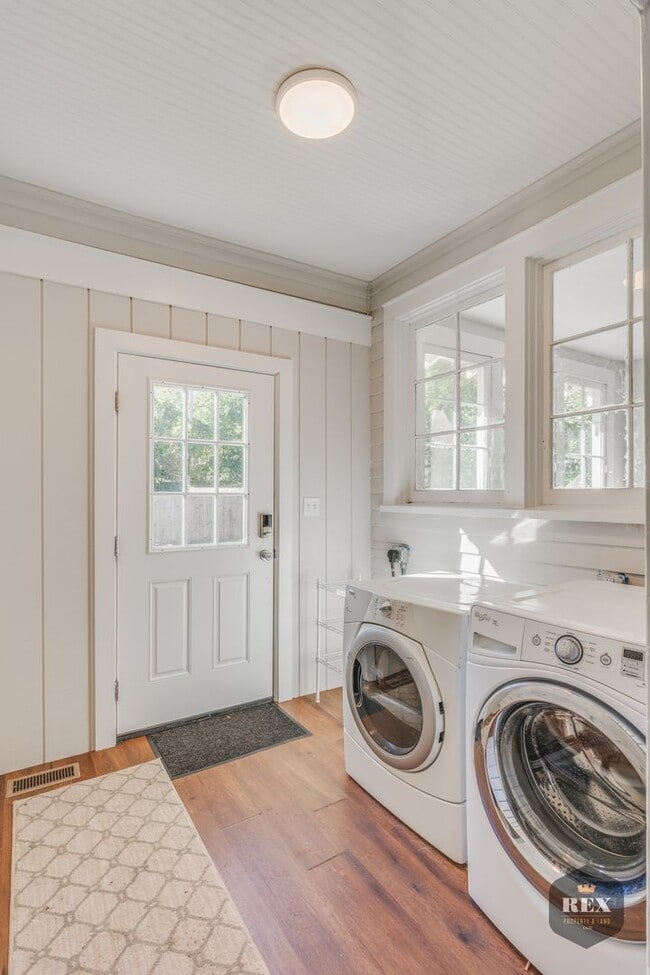 Building Photo - Central Location, Hardwood Floors, Recently Updated