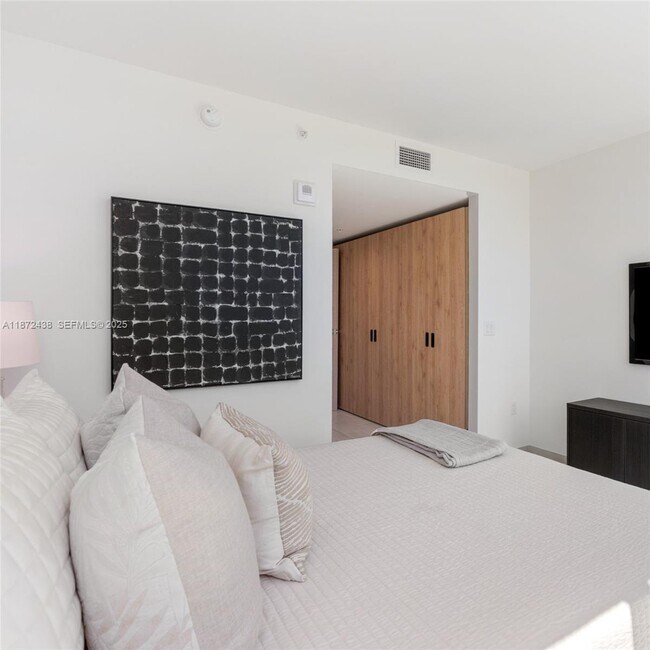 Building Photo - 10281 W Bay Harbor Dr