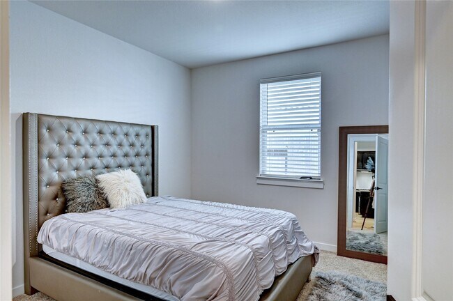 Building Photo - 10631 Hidden Rock Dr