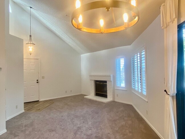 Building Photo - Pleasanton Townhouse, 2 Bed 2 Bath Upstairs End Unit, Private Patio, 2 parking spots, Close to do...