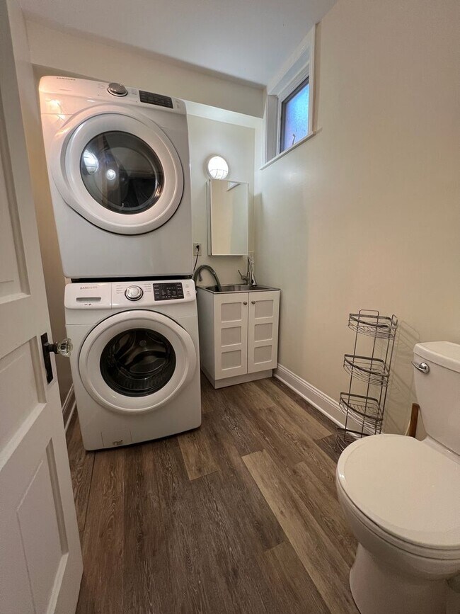 Building Photo - Stunning 4 bedroom 2.5 bathroom house  - B...