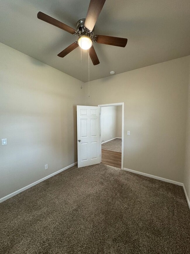 Building Photo - 3 Bedroom 2 Bath in Reedley California