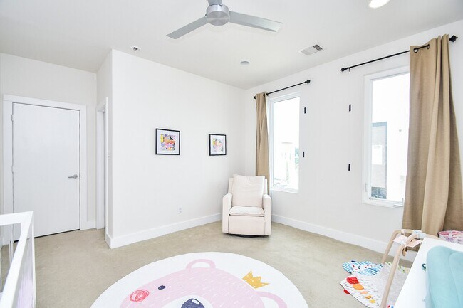 Building Photo - 5519 Paraiso Pl