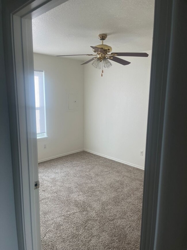 Building Photo - 3114 Oak Ln