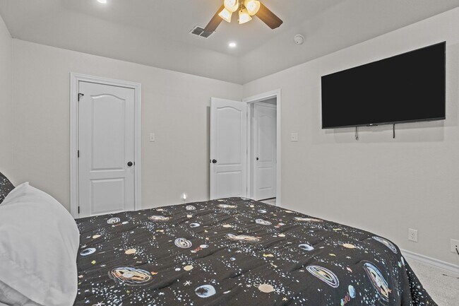 Building Photo - 5903 Sabine Dr