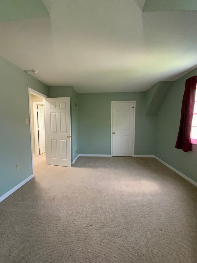 Building Photo - 64 Village Square Dr