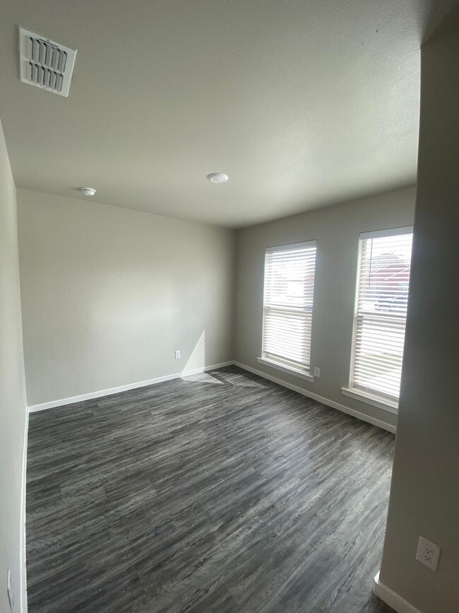 Building Photo - Introducing Your Dream Home: Spacious and Stunning 3 Bed, 2 Bath Haven Ready for You!