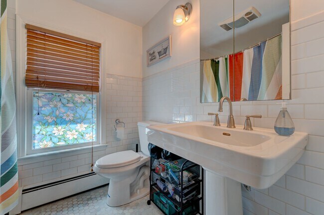 Building Photo - Charming East Rock Single Family