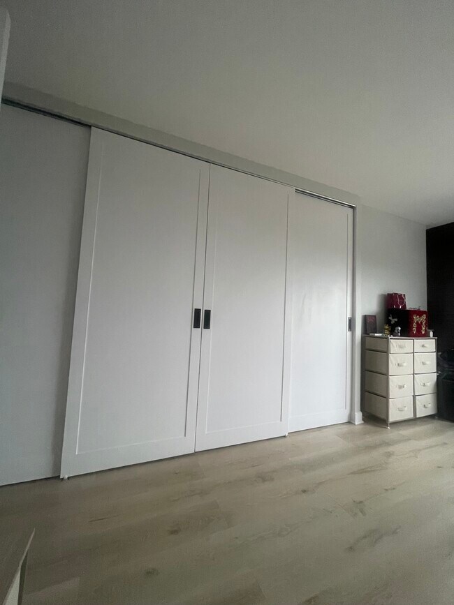 Building Photo - 5445 N Sheridan Rd