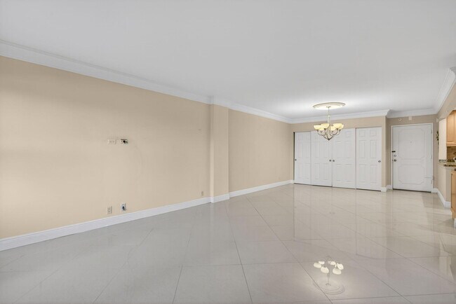 Building Photo - 405 N Ocean Blvd