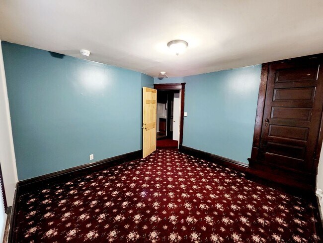 Building Photo - 5 Bedroom/ 2 Bathroom House - Downtown Available - 06/04/2026