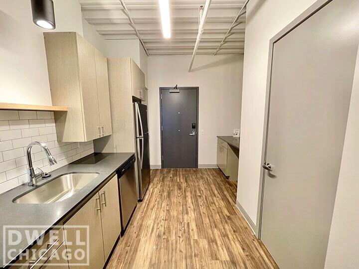 Building Photo - 911 W Dakin St