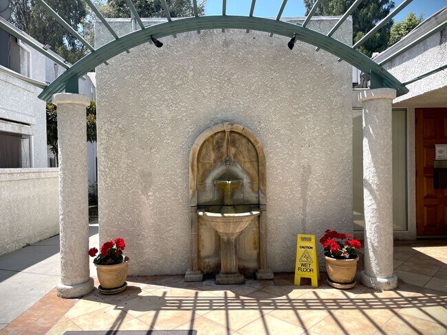 Building Photo - 2 Bedroom + 2 Bath Condo in Winnetka