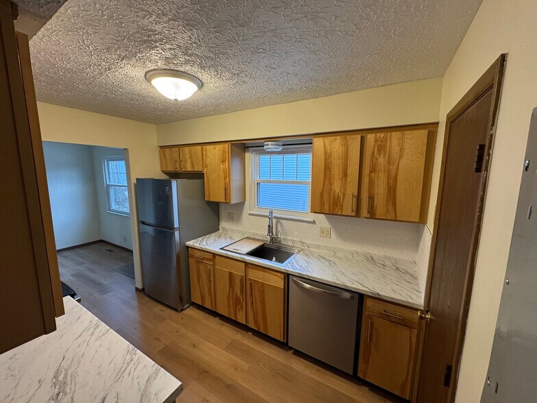 Building Photo - 545 Mentor Ave