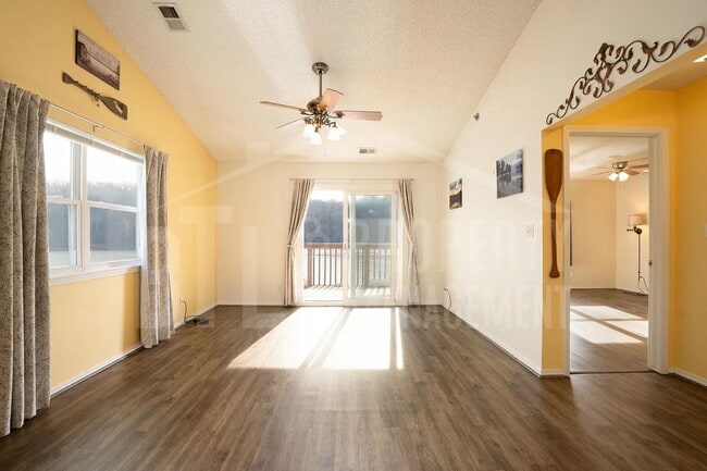 Building Photo - Great Condo near the Lake!