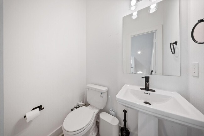 Building Photo - 1102 Paul Quinn St