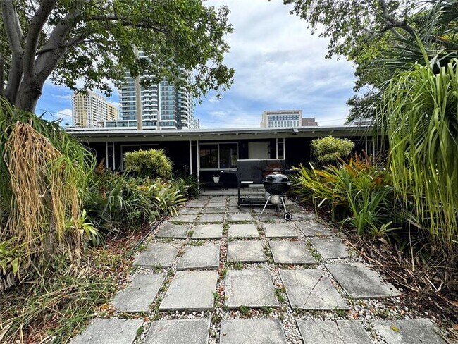 Building Photo - 500 SW 3rd Ave