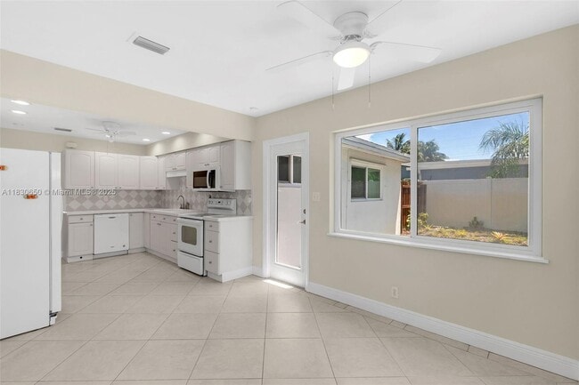 Building Photo - 330 NE 42nd Ct