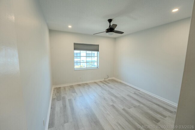 Building Photo - 6231 Bay Club Dr