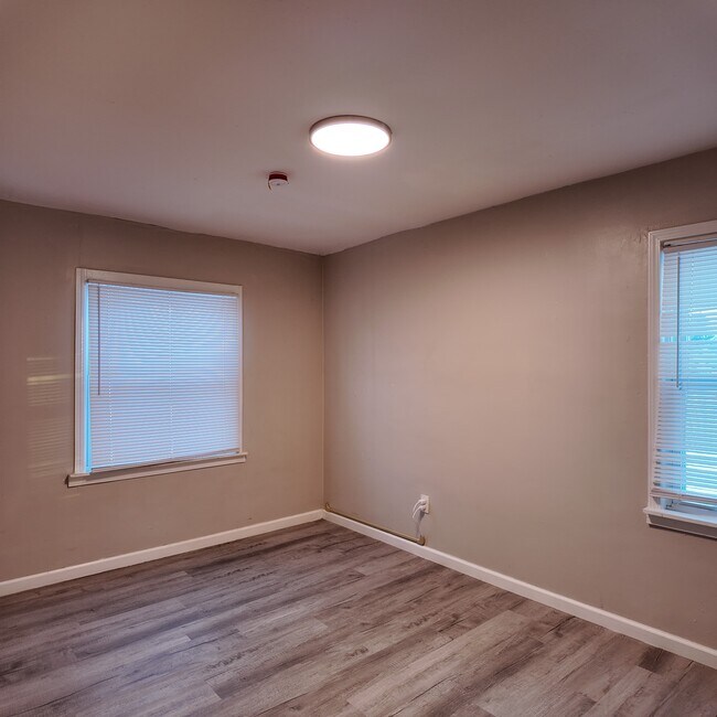 Building Photo - 9277 Vaughan St