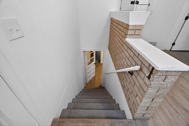 Building Photo - 1545 Reale Ave