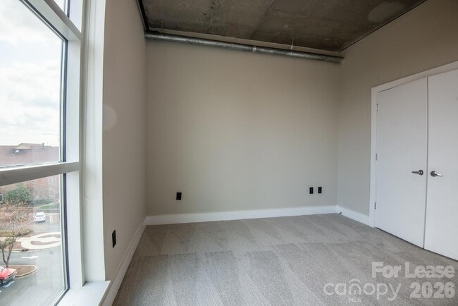 Building Photo - 505 E 6th St