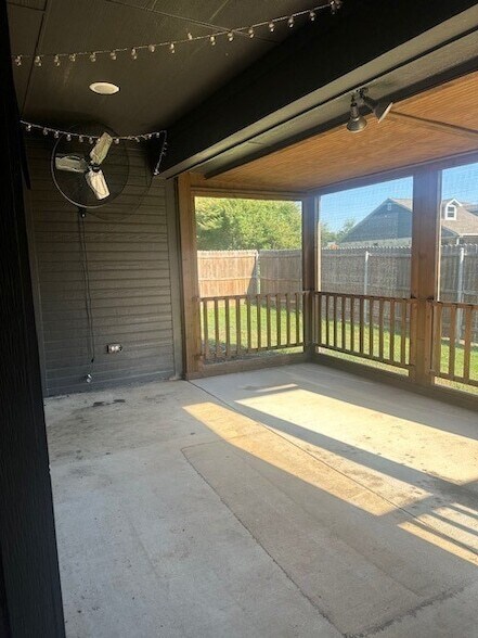 Building Photo - 501 Hobbs Ave