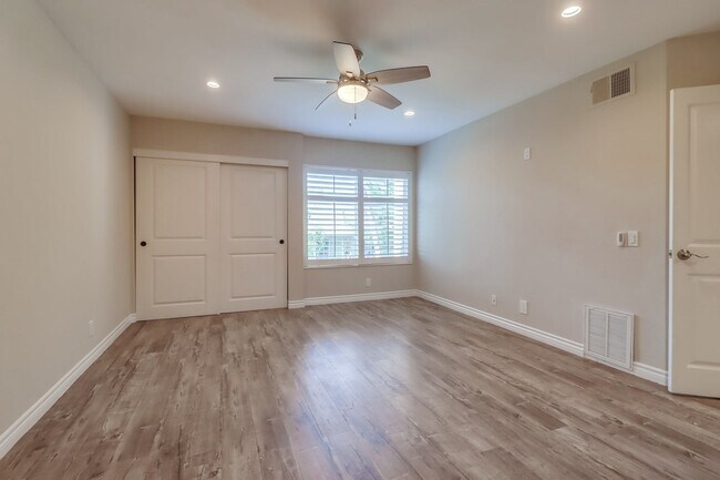 Building Photo - 6960 Golfcrest Dr