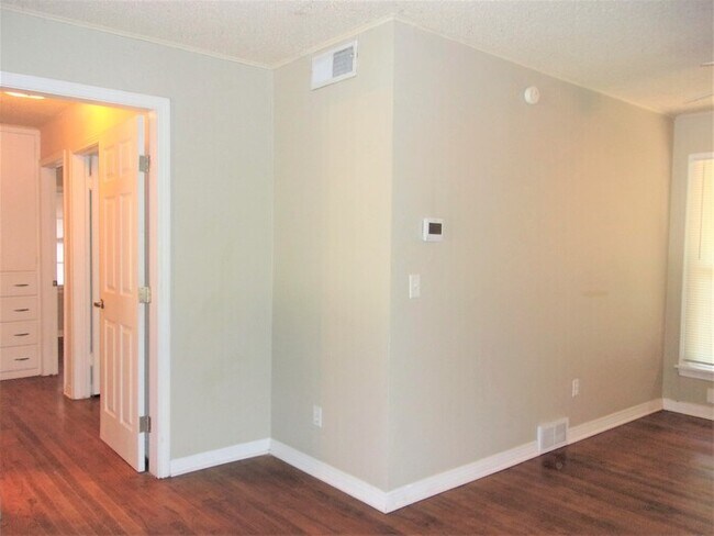 Building Photo - 3 BED 1 BATH IN CASADY HEIGHTS ADDITION OF THE VILLAGE