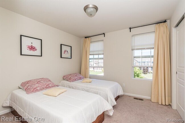 Building Photo - 124 Oakland Crest Dr